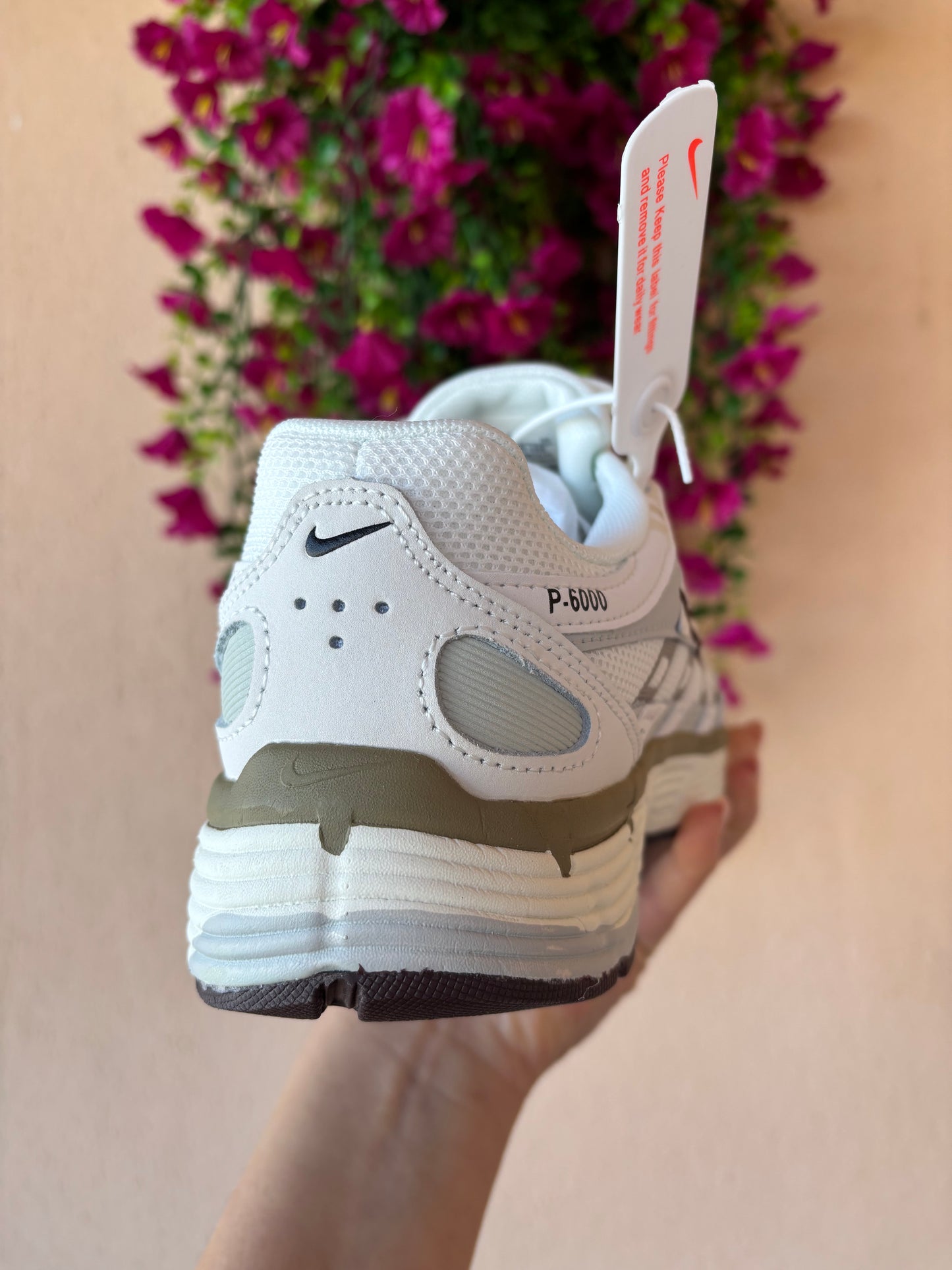 Deportivas verdes y burdeos