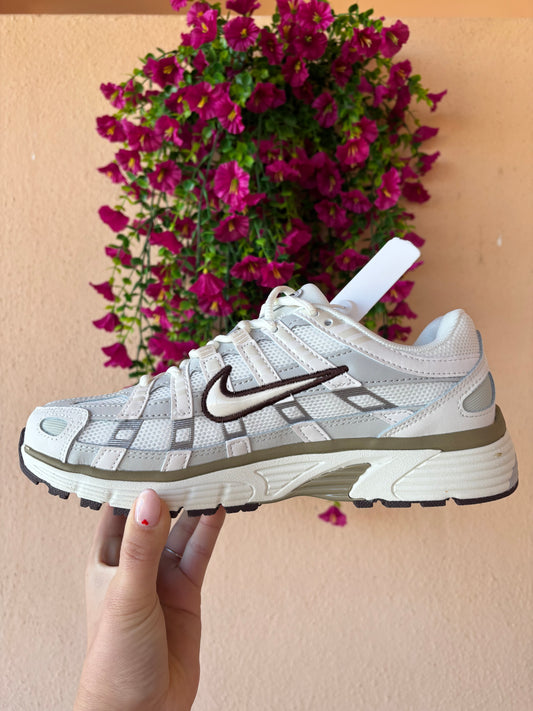 Deportivas verdes y burdeos