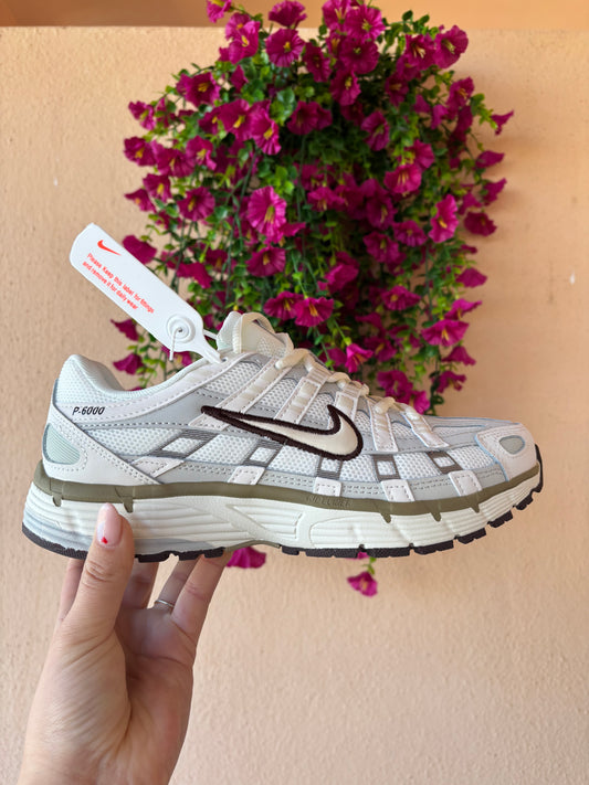 Deportivas verdes y burdeos