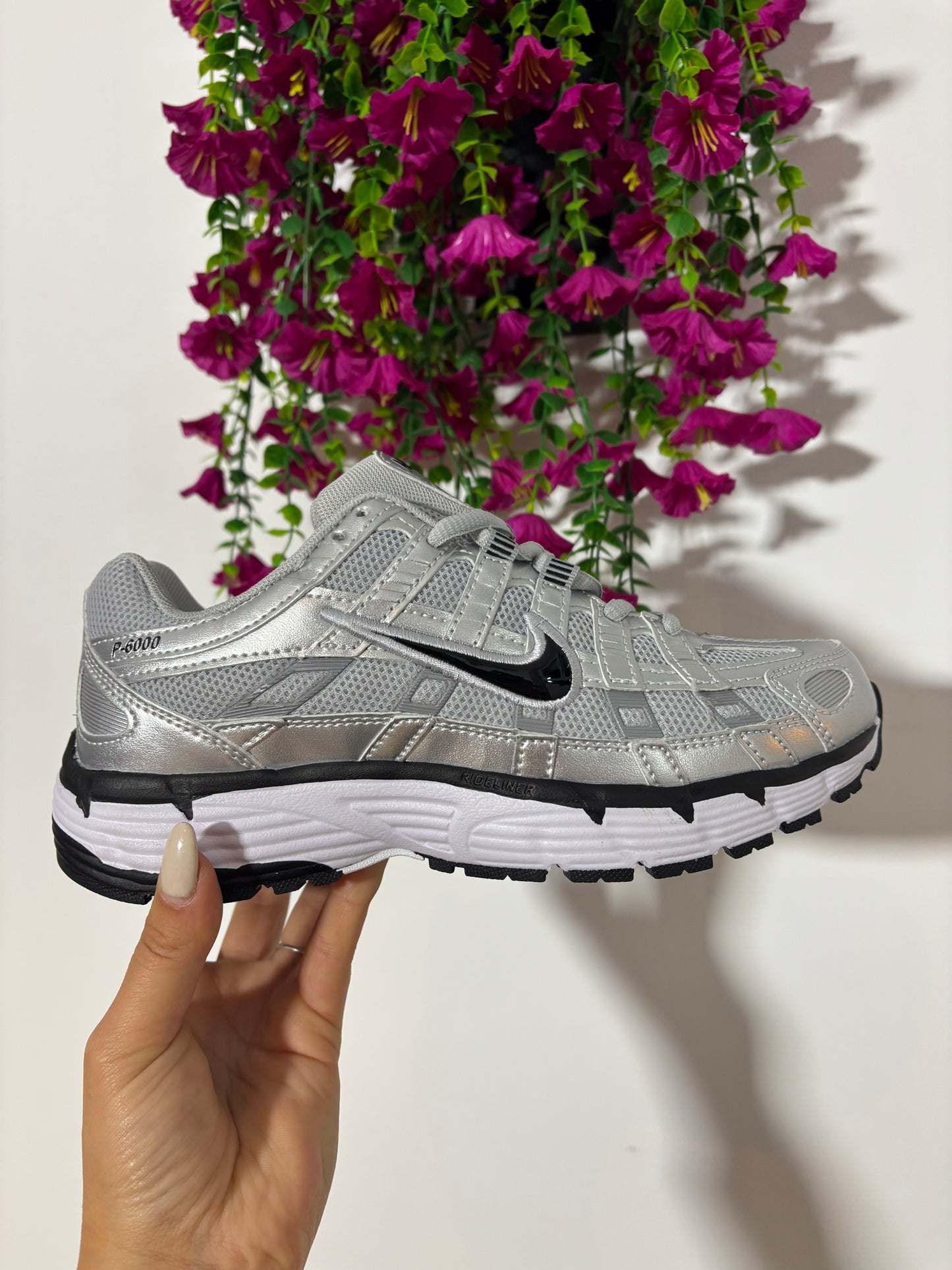 Deportivas gris y negra