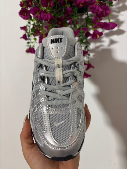 Deportivas gris y negra