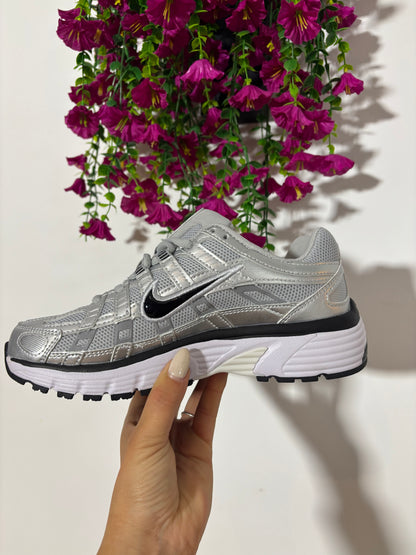 Deportivas gris y negra