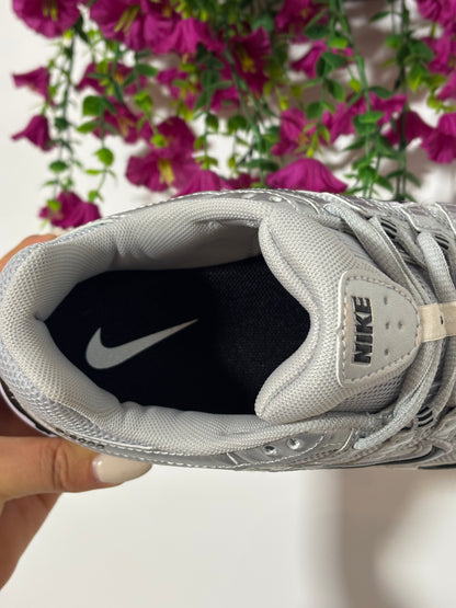 Deportivas gris y negra